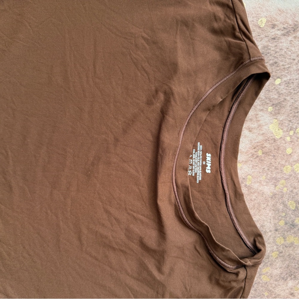 SKIMS Chocolate Short Sleeve Bodysuit - Picture 4 of 7